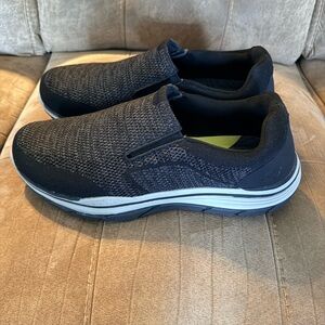 Skechers Men's relaxed fit Arago Black and Gray Slip-On Sneakers